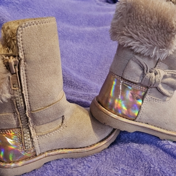 MAGELLAN OUTDOORS Little Girls Pink Holographic Designed fur boots sz7 - Picture 6 of 10